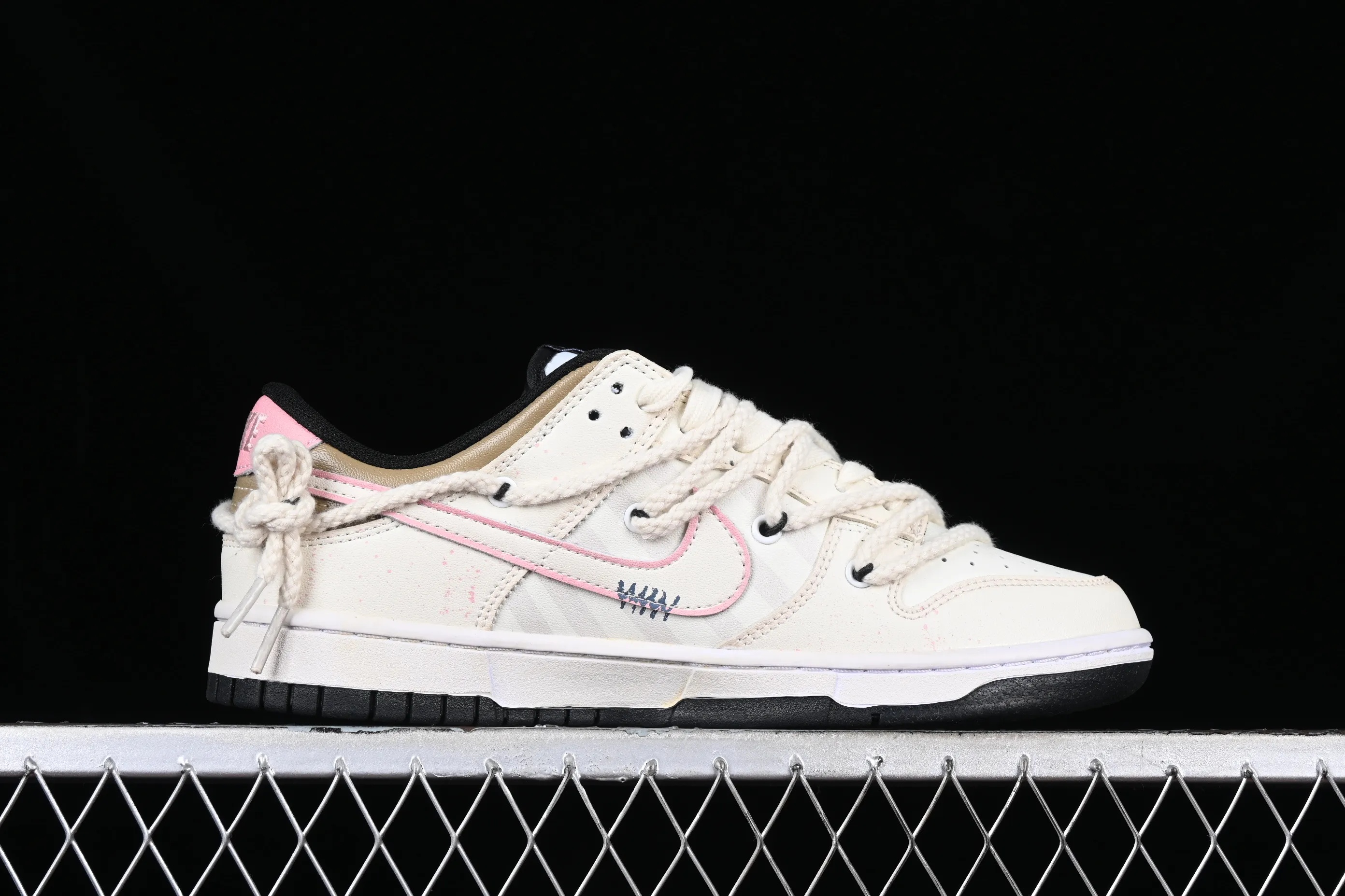 All Categories Nk SB Dunk Series Nk SB Dunk Low Low-top Sneakers Customized Big Box Nk Dunk Low Panda Prank Street Dance Theme-Pink Jumping SB Strappy Low-top Casual Sneakers DD1391-100